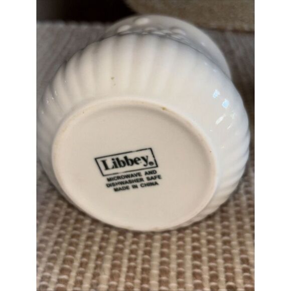 Libbey Classic White Porcelain   creamer, sugar bowl, salt and pepper shaker set - Picture 6 of 13